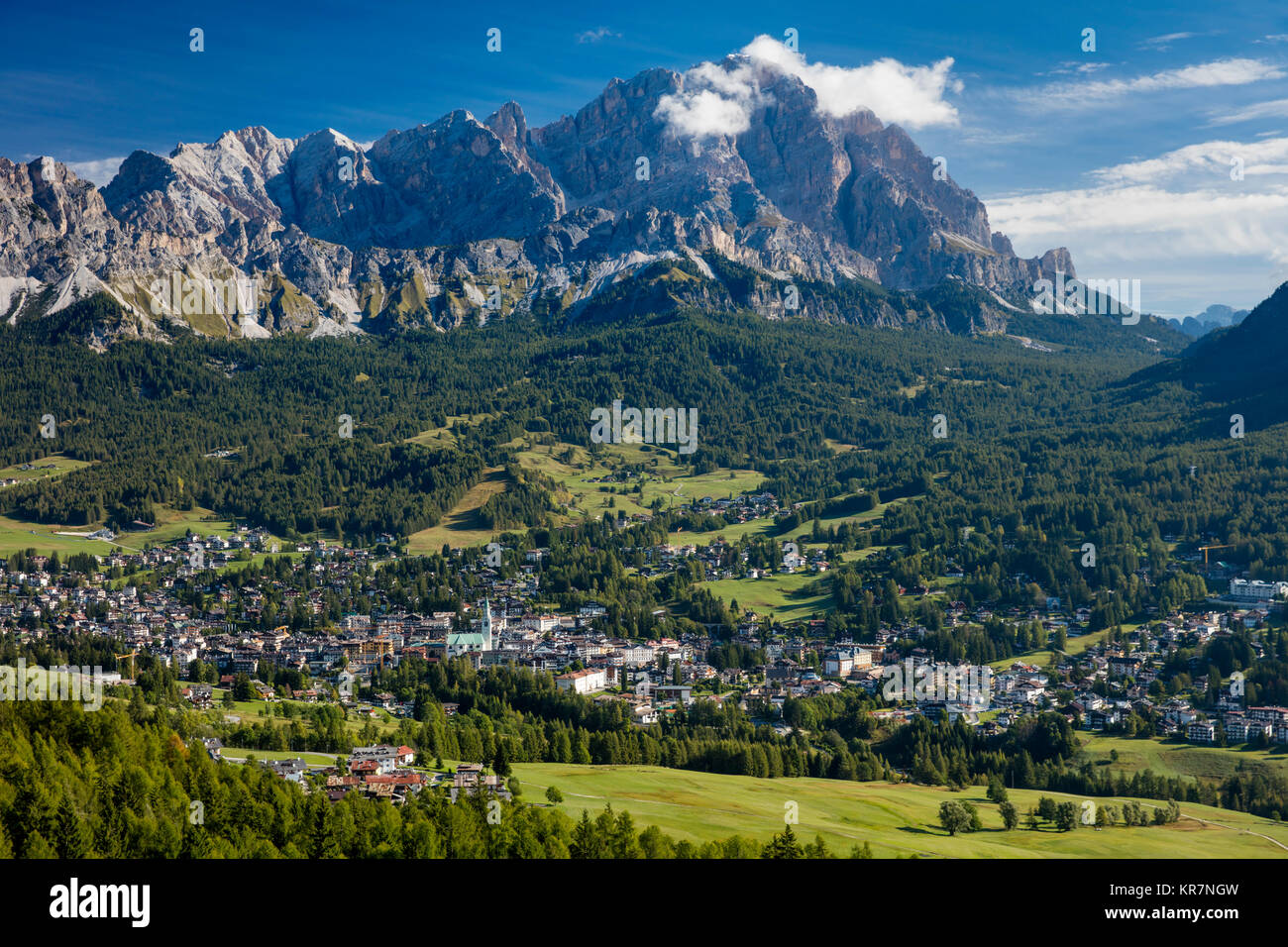 Monte Cristallo auf die Dolomiten über Stadt Cortina d'Ampezzo. Belluno, Italien Stockfoto