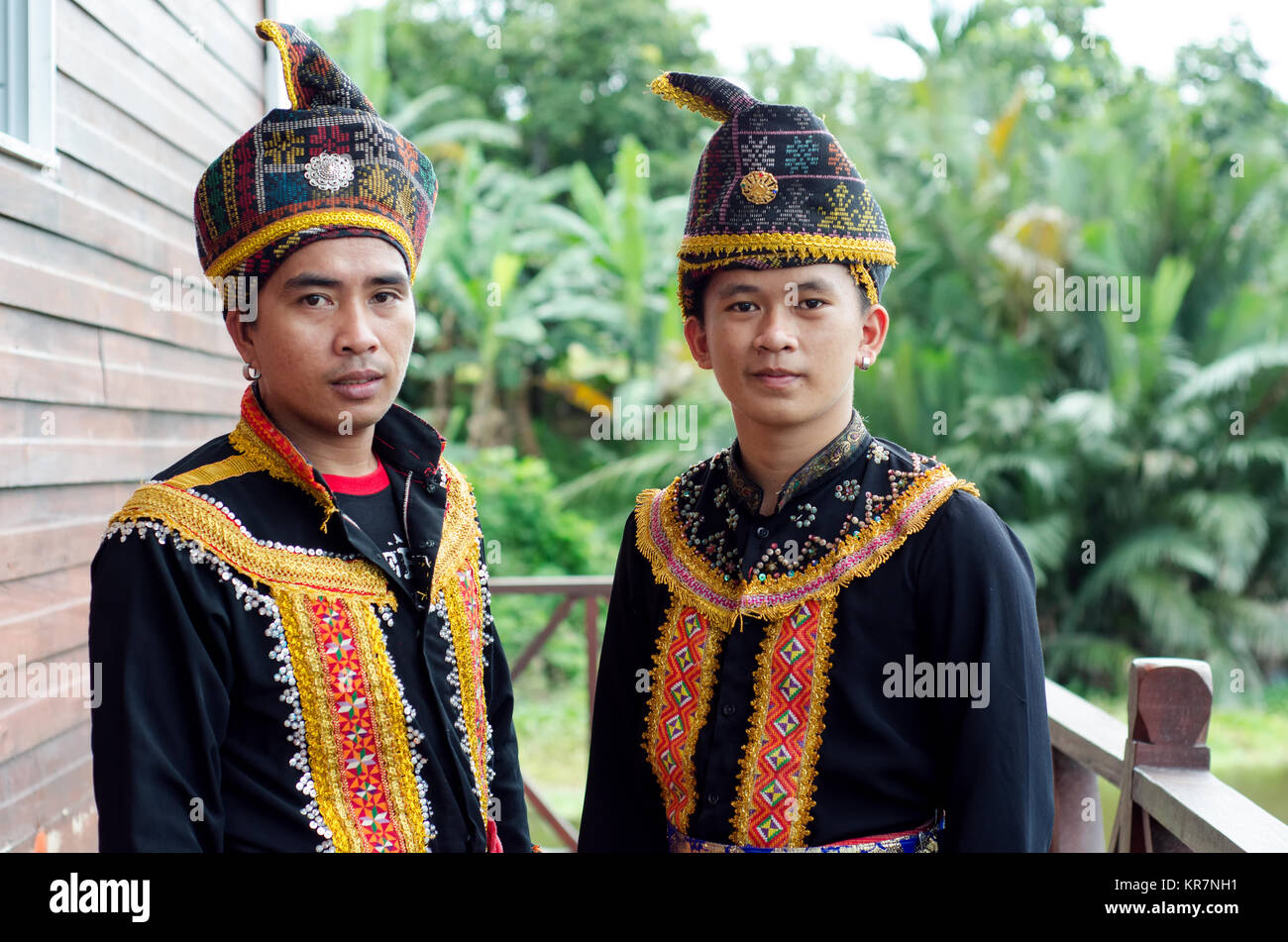 Junge Männer aus indigenen Bevölkerung von Sabah Borneo in Malaysia in traditioneller Kleidung während des Musik- und Tanzfestival. Stockfoto