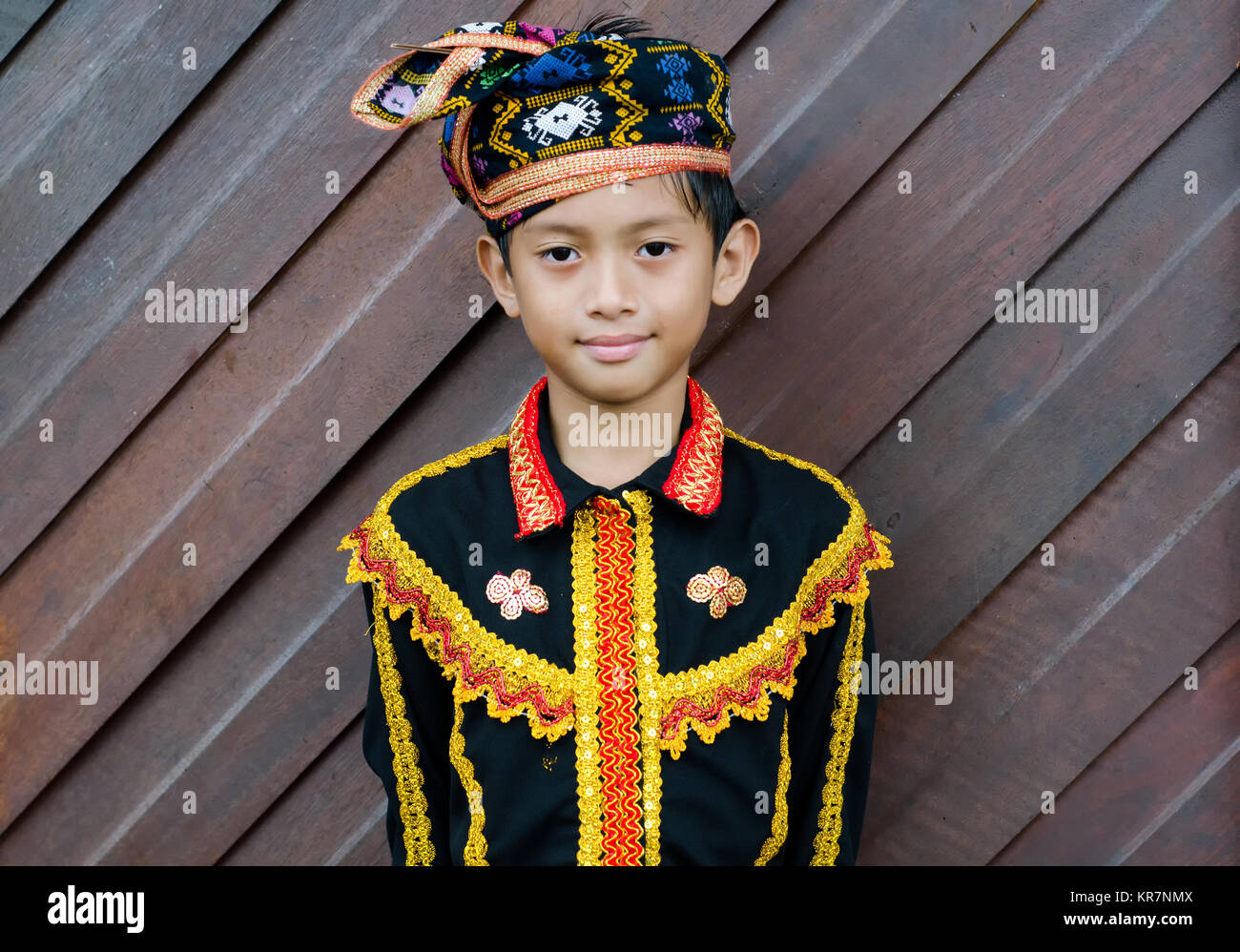 Tuaran Kota Kinabalu, Malaysia - Dezember 02, 2017: Jungen aus indigenen Bevölkerung von Sabah Borneo in Malaysia in traditioneller Kleidung während der Mus Stockfoto