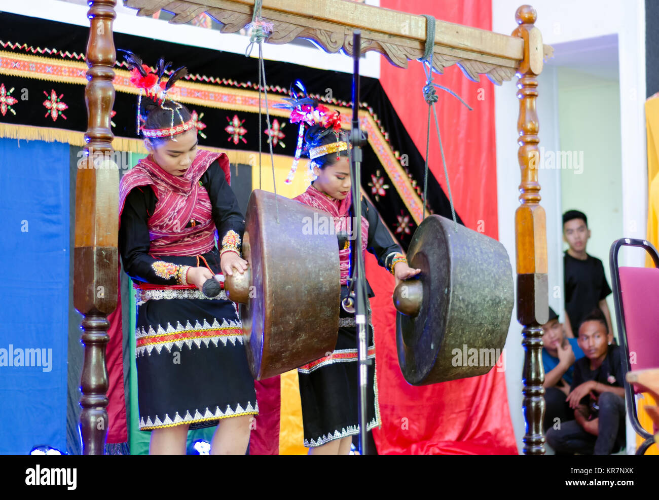 Tuaran Kota Kinabalu, Malaysia - Dezember 02, 2017: Ureinwohner von Sabah Borneo in Ostmalaysia spielen ein Gong eine traditionelle Musik Instrument d Stockfoto