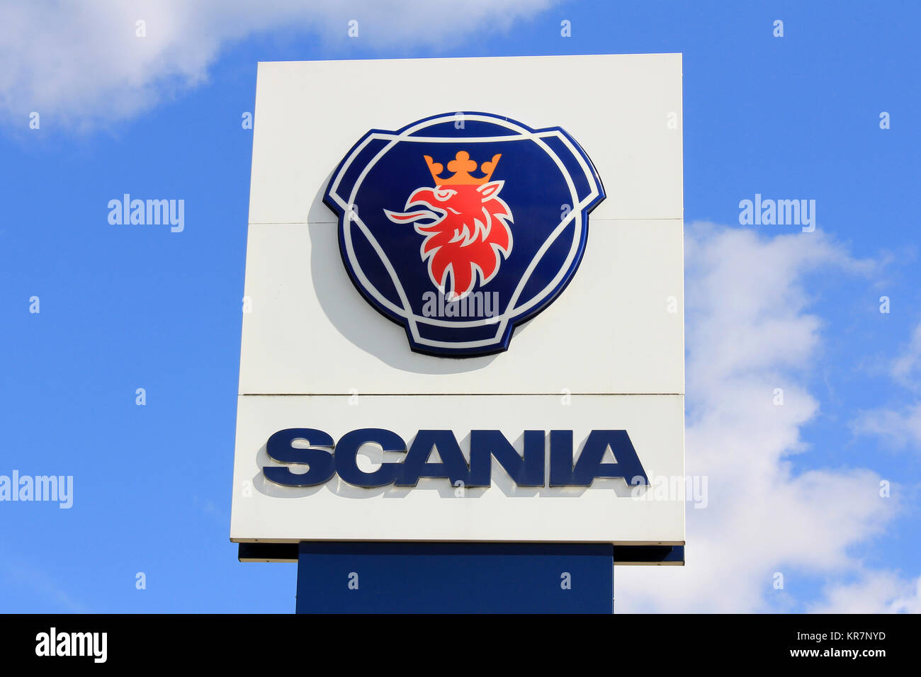 LIETO, Finnland - August 3, 2013: Zeichen Scania gegen Himmel. Der Automobilindustrie Hersteller Scania AB 1891 in Södertälje, Schweden gegründet wurde. In Stockfoto