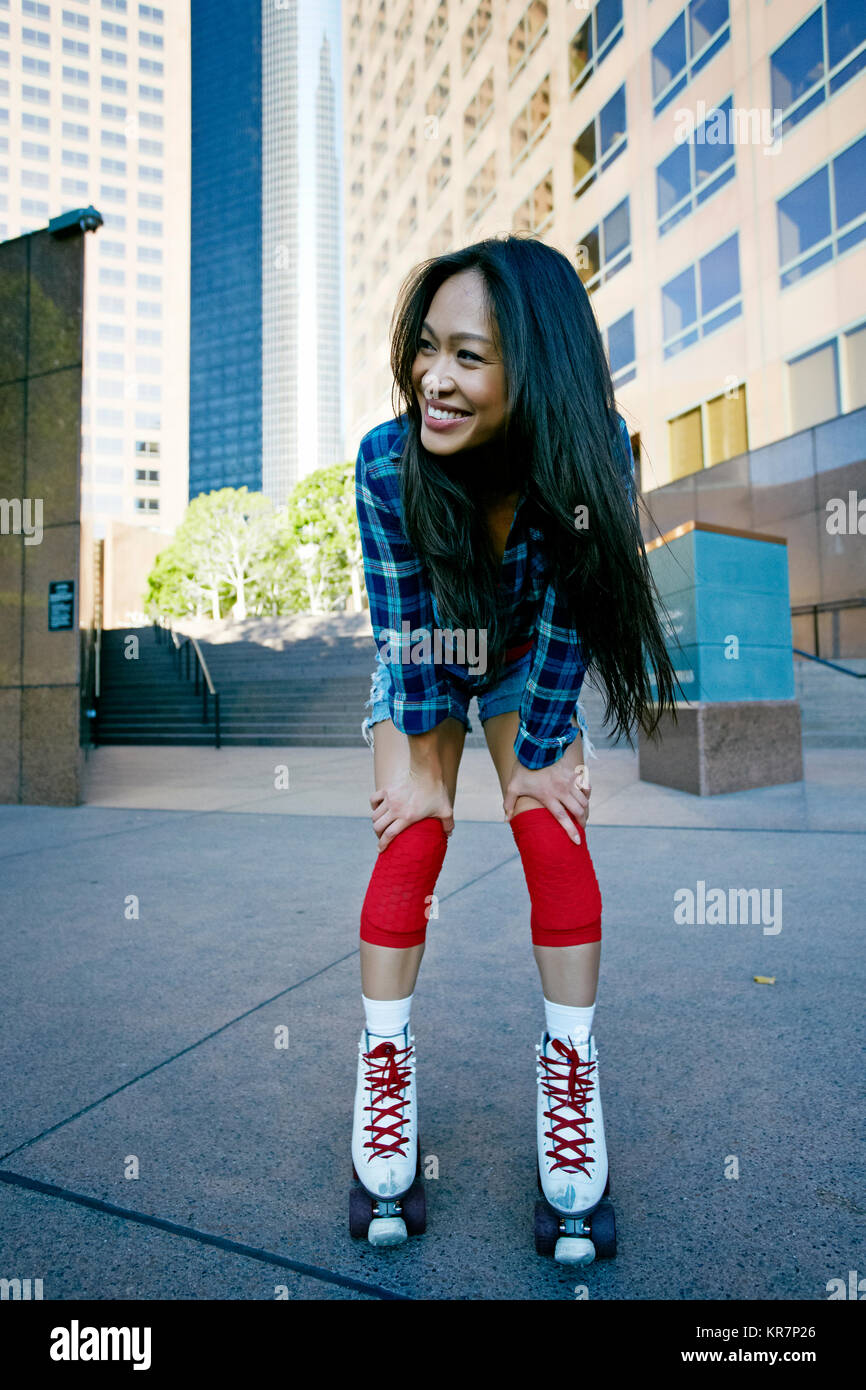 Asiatische Frau rollerskating in Stadt Stockfoto