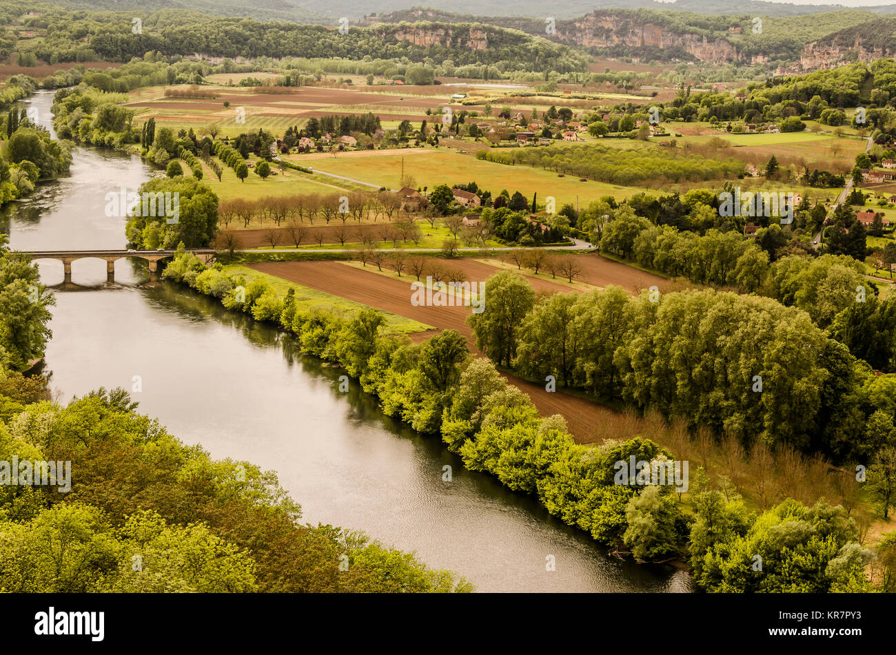 Fluss Dordogne in der Nähe des mittelalterlichen Dorfes von Domme im französischen Departement Aquitaine, Frankreich, Felder gepflanzt und die Berge von calcare Stockfoto