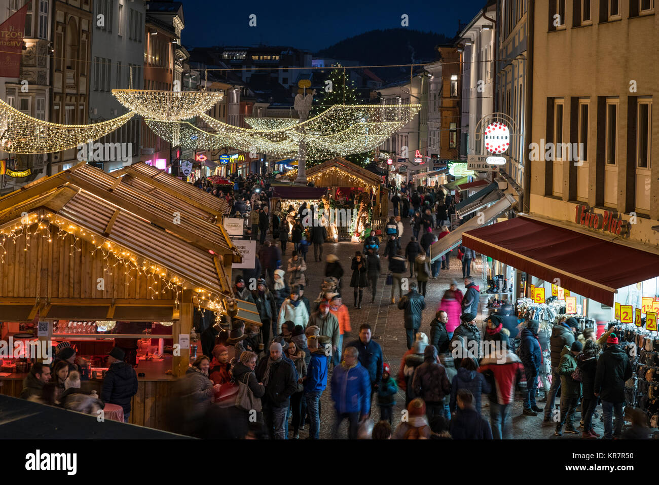 Traditionelle Weihnachtsmarkt in den Straßen der Altstadt von Villach, Österreich Stockfoto