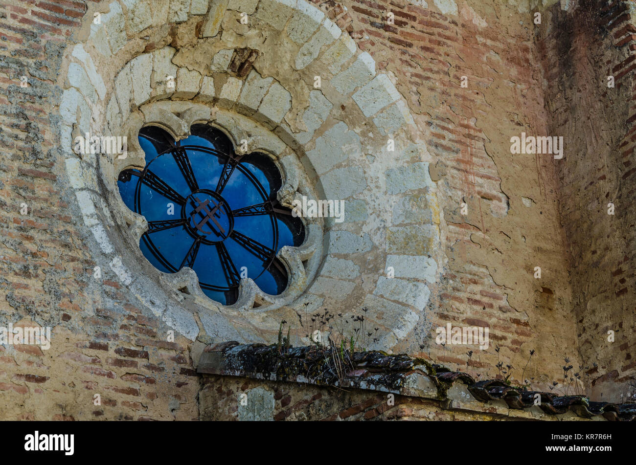 Detail der Kapelle Fenster in den Port des mittelalterlichen Dorfes von Auvillar, in der Nähe des Flusses Garonne, Frankreich. Stockfoto