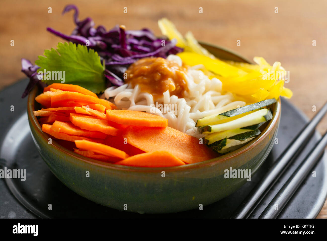 Asiatischer Nudelsalat mit Karotten, Rotkohl, Bell ppepper und eine ...