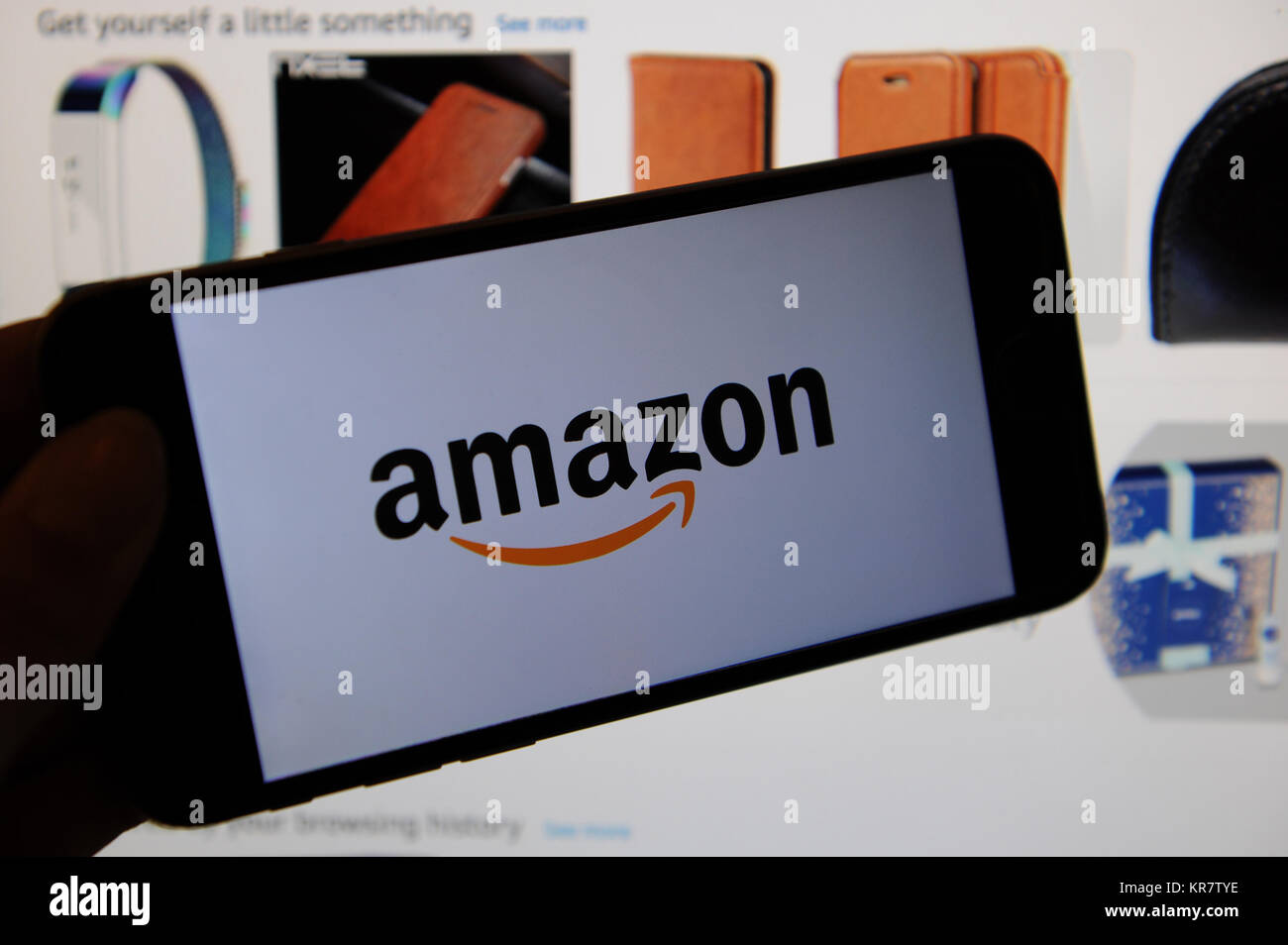 Das Amazon-Logo auf einem Telefon und die Website auf einem Bildschirm Stockfoto