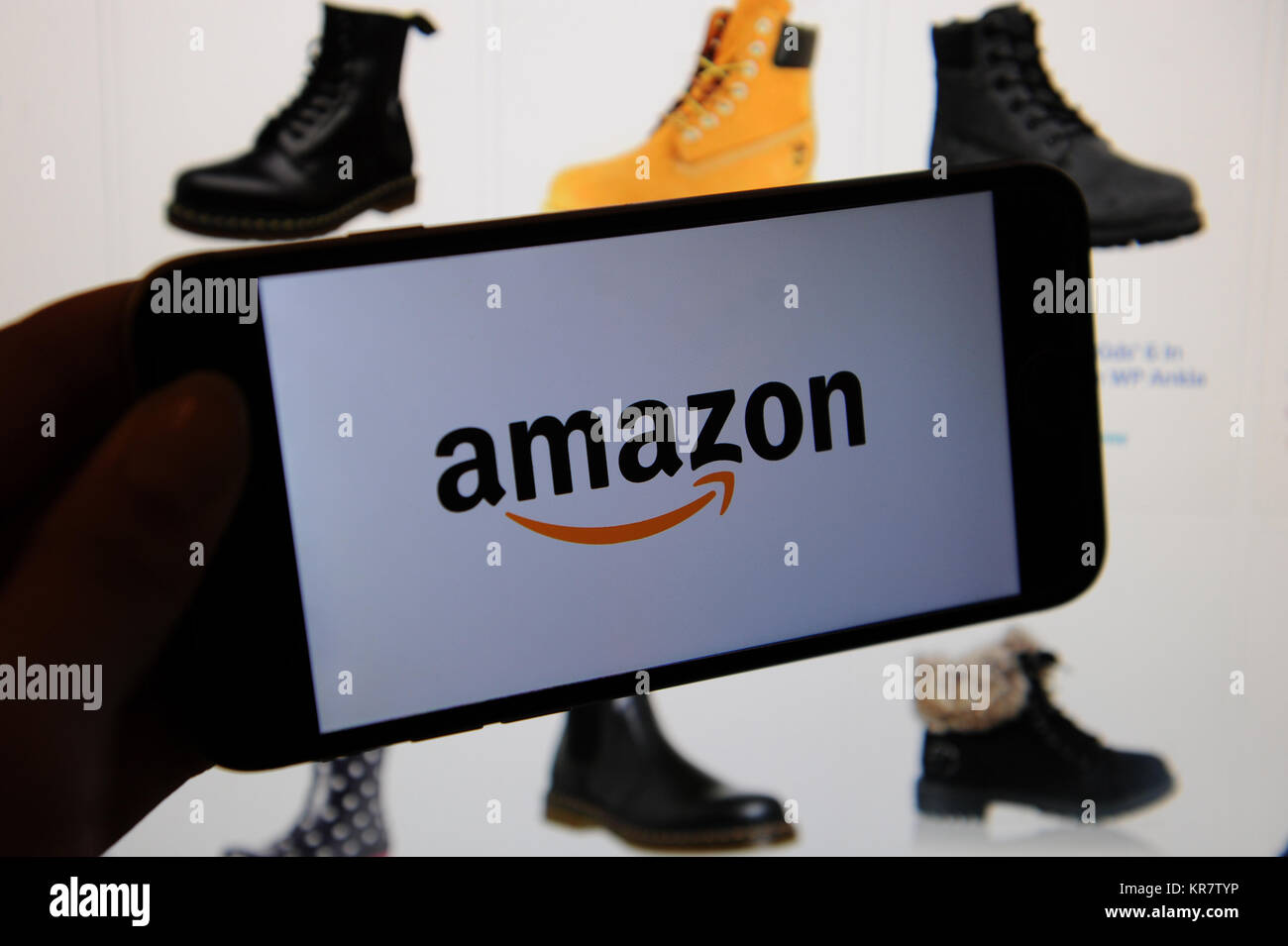 Das Amazon-Logo auf einem Telefon und die Website auf einem Bildschirm Stockfoto