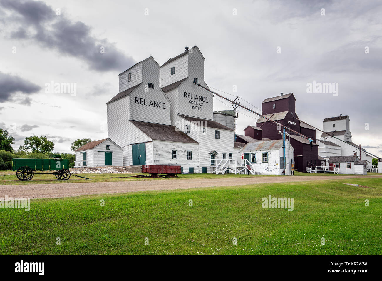 Reihe von Getreidesilos, Inglis Getreidesilos National Historic Site, Inglis, Manitoba, Kanada Stockfoto
