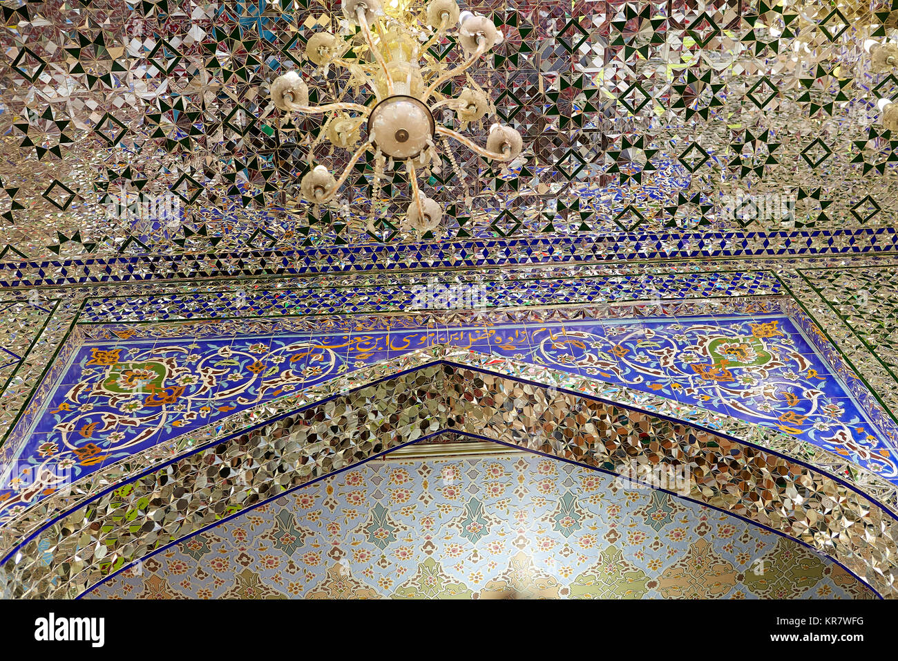 Gebet Hall des Sahhzade Fazel heiligen Schrein, dekorative Persische Kacheln, Detail der Fliesen an der Decke und Wand in der Moschee, Yazd, Iran. Stockfoto