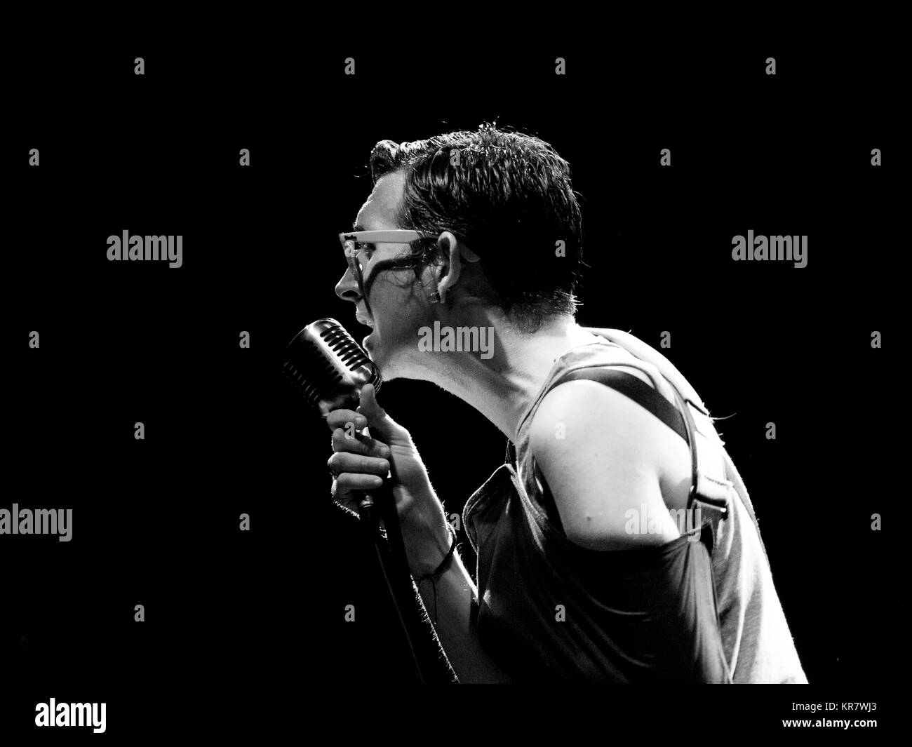 Micha P Hinson führt die Pixie Trompe Le Monde mit Tachenko im Sala Apolo in Barcelona, mit verletzten Arm durch einen Autounfall Stockfoto