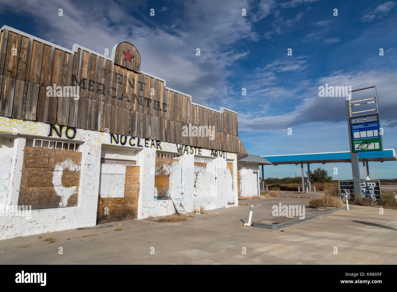 Kent, Texas - Graffiti auf einer geschlossenen Tankstelle gegen einen Vorschlag für ein hochrangiges Atommuell. Stockfoto