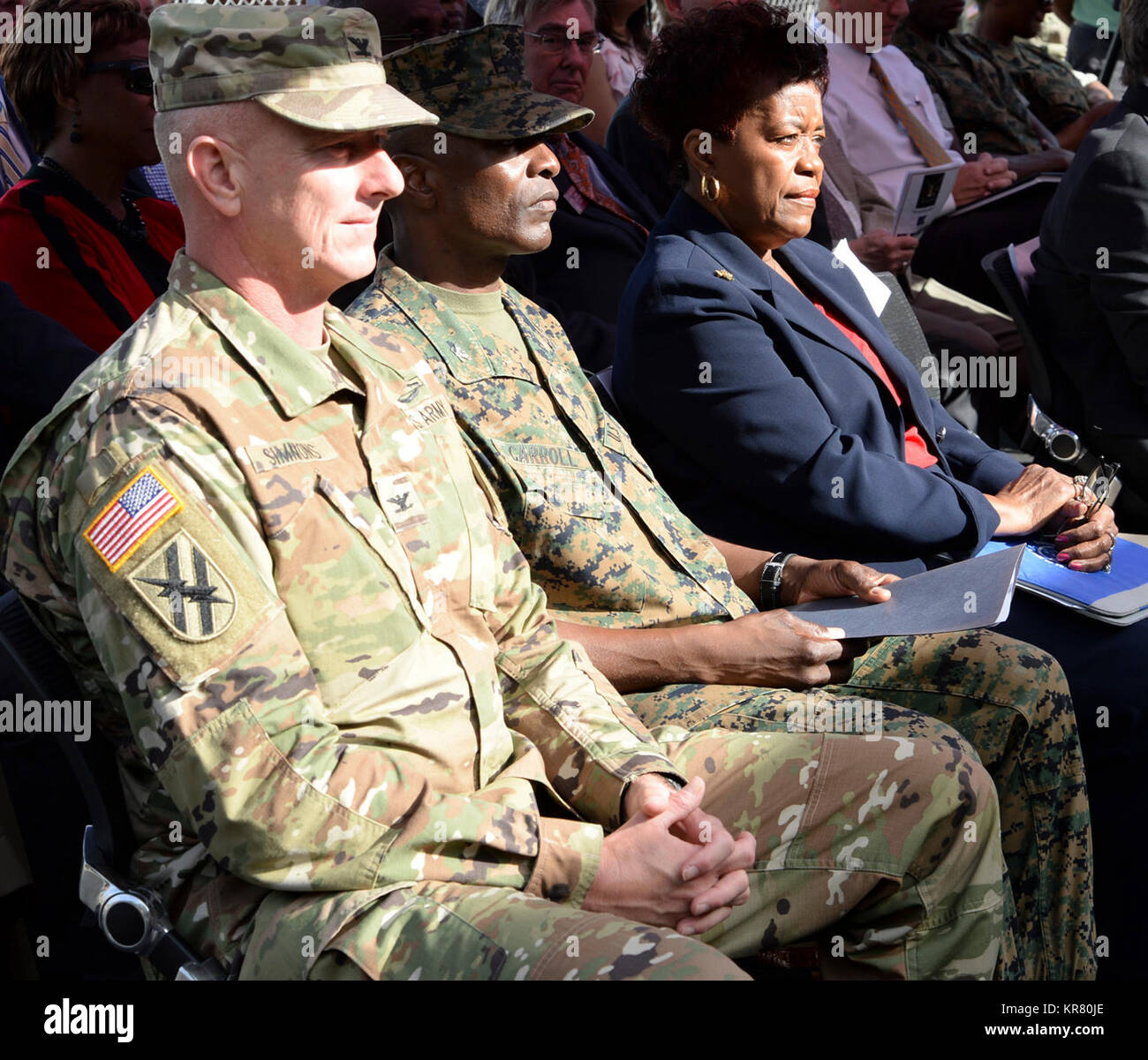 Von links, Army Colonel Randall V. Simmons Jr., Commander, Georgien Army National Guard, Oberst James C. CARROLL III, Rechts, kommandierender Offizier, Marine Corps Logistikstandort Albany und Dorothy Hubbard, Bürgermeister, Stadt Albany, besuchen Sie ein Ribbon Cutting für die co-location der Georgia Army National Guard Armory an der Basis, Okt. 5. Stockfoto