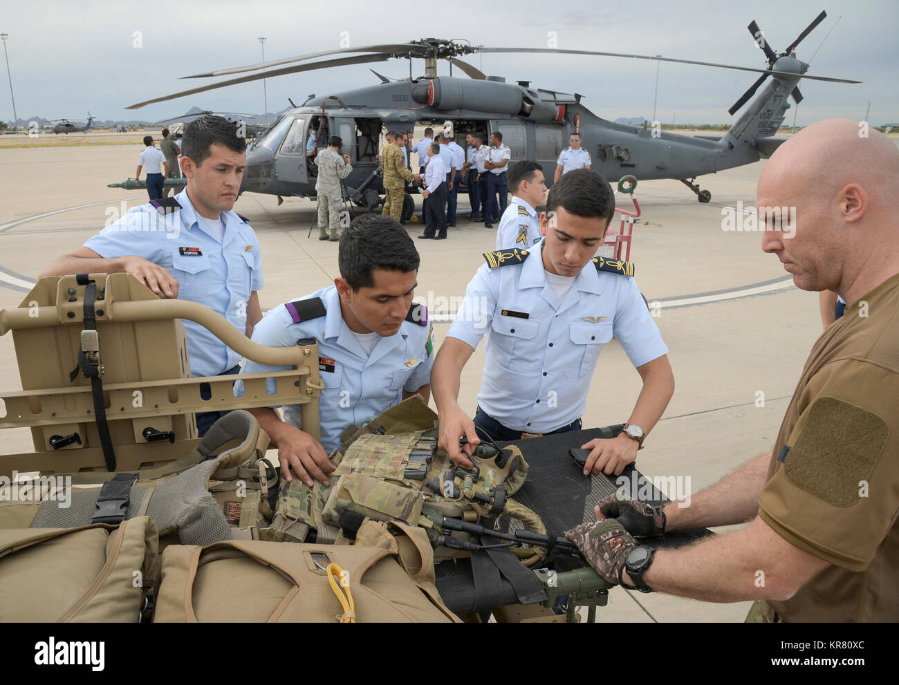 Peruanische Luftwaffe Kadetten und eine mexikanische Luftwaffe Cadet prüfen Air Force rescue Zahnrad mit US Air Force pararesuceman während der Lateinamerikanischen Cadet Initiative Besuch in Davis-Monthan Air Force Base, Ariz., Nov. 7, 2017. Die Lateinamerikanischen Cadet Initiative ist ein Büro des Air Force für Internationale Angelegenheiten Programm, das im Jahr 2006 begann. Das Programm lädt die oberen zwei älteren Kadetten aus Lateinamerikanischen Air Force Akademien an die USA für drei und eine halbe Woche besuchen. (U.S. Air Force Stockfoto