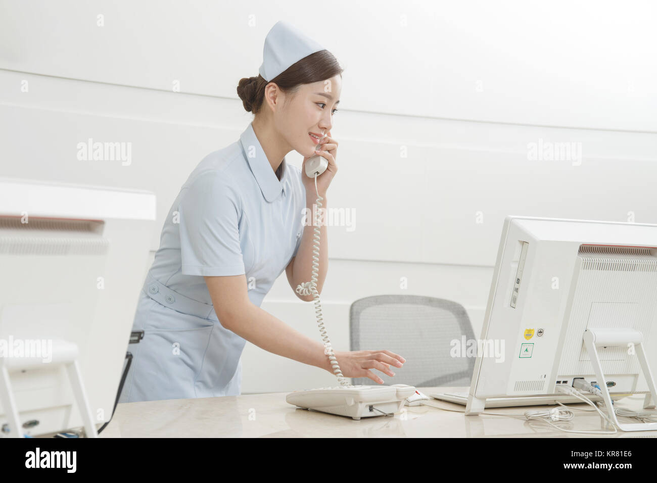 Die junge Frau Krankenschwester ist am Telefon Stockfoto