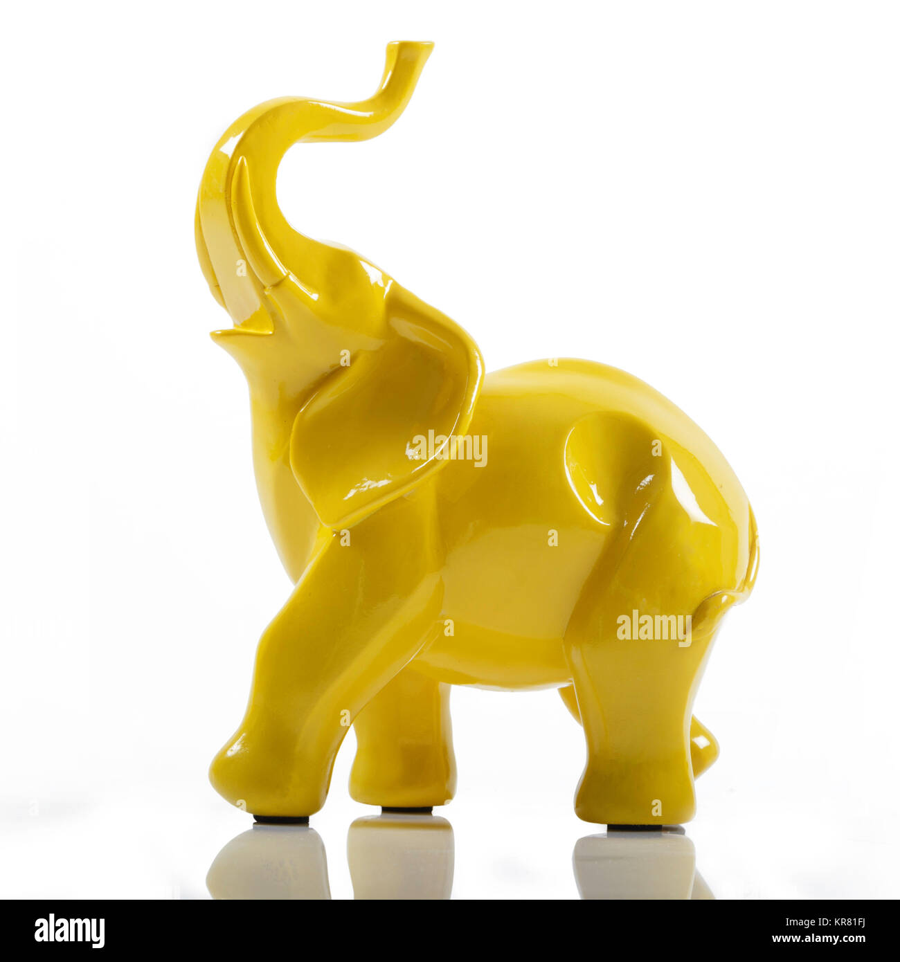 Gelb Keramik Porzellan Elefant auf Weiß mit Reflexion Stockfoto