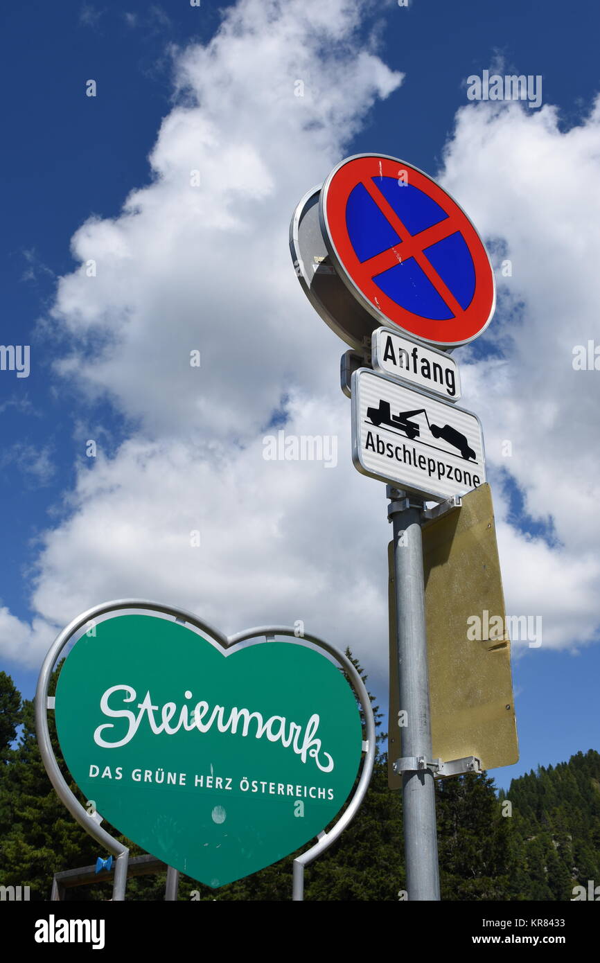 NCAA Metallschild "Parken Verboten" | 21,6 X 27,9 Cm | Aluminium | Offizielles Lizenzprodukt | In Teamfarben