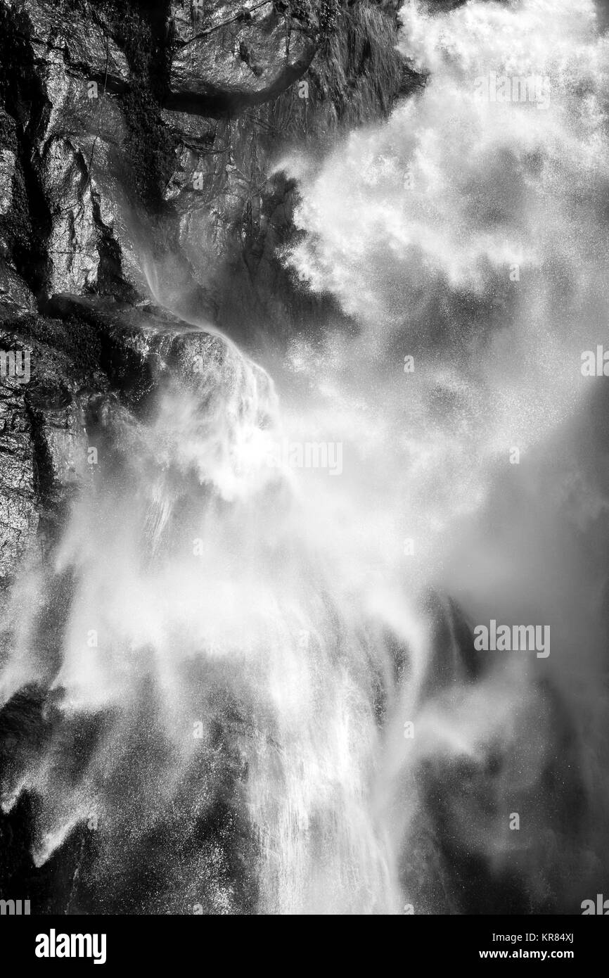 Wasserfall. Fallende Wasser, natürliche Hintergrund Stockfoto
