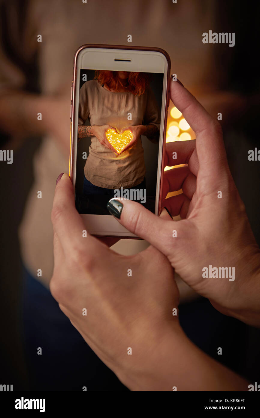 Mädchen macht Foto auf Handy Stockfoto