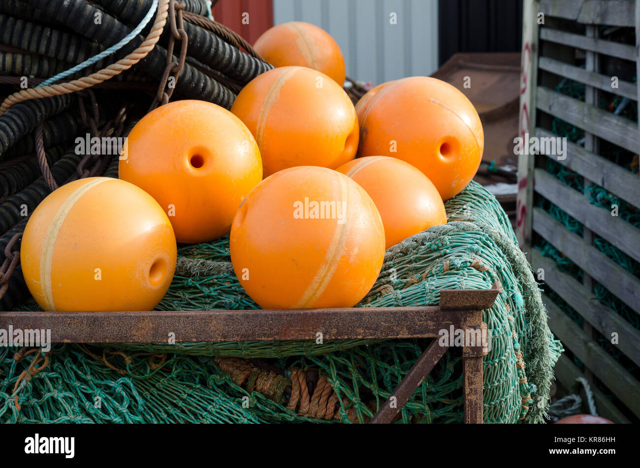 Fischernetz orange mit Schwimmstellung Stockfoto