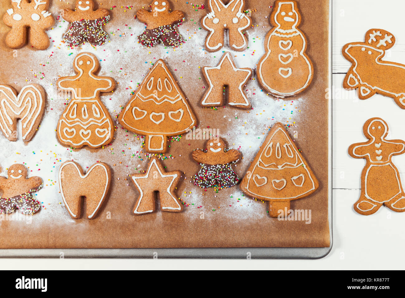 Backblech mit Lebkuchen Cookies auf Weiße Holztisch Stockfoto