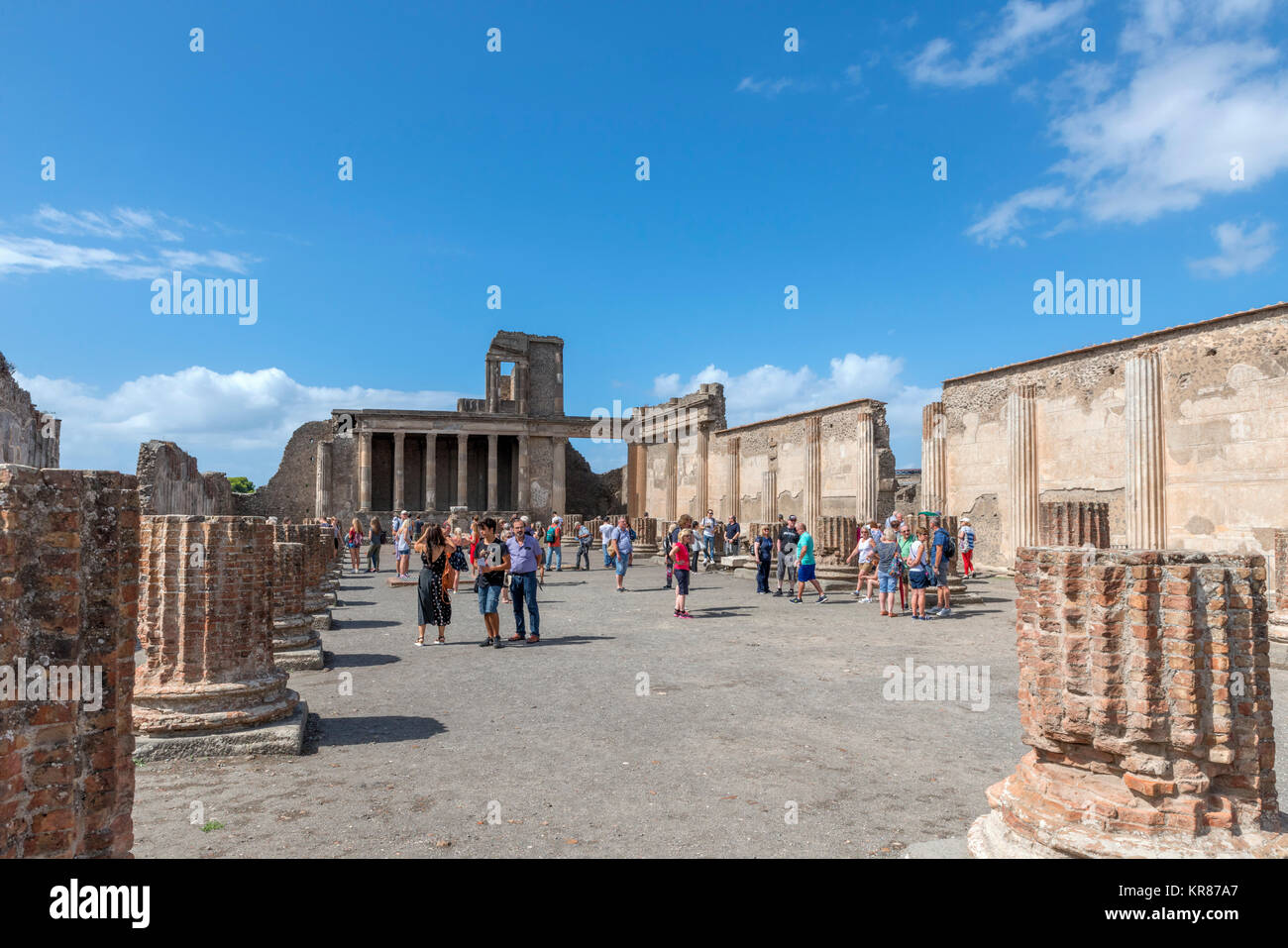 Touristen in die Ruinen des Forum Romanum in Pompeji (Pompei), Neapel, Kampanien, Italien Stockfoto