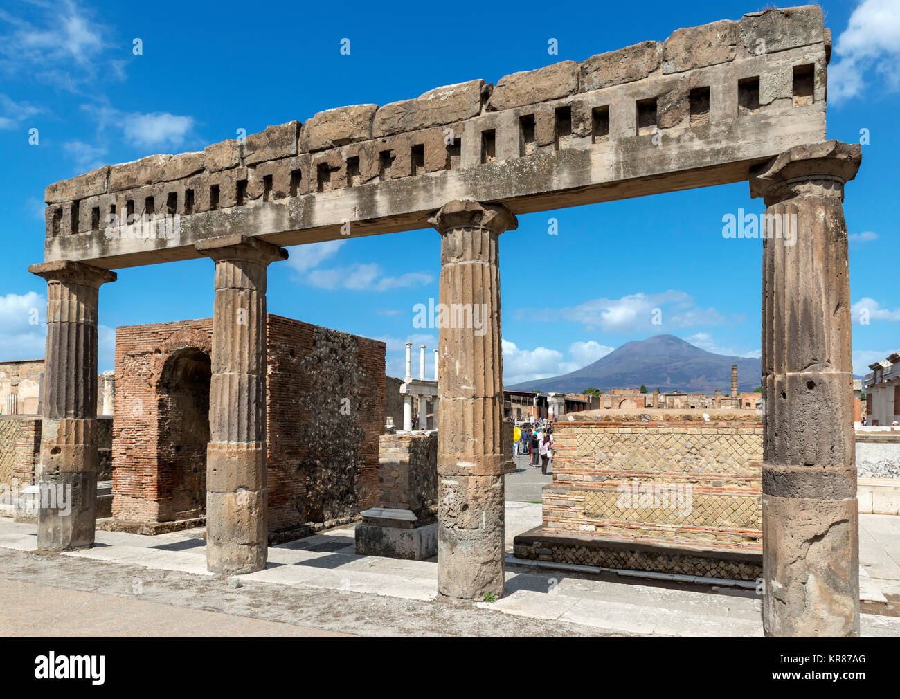 Ruinen des Forum Romanum in Pompeji (Pompei) mit Blick auf den Vesuv im Hintergrund, Neapel, Kampanien, Italien Stockfoto