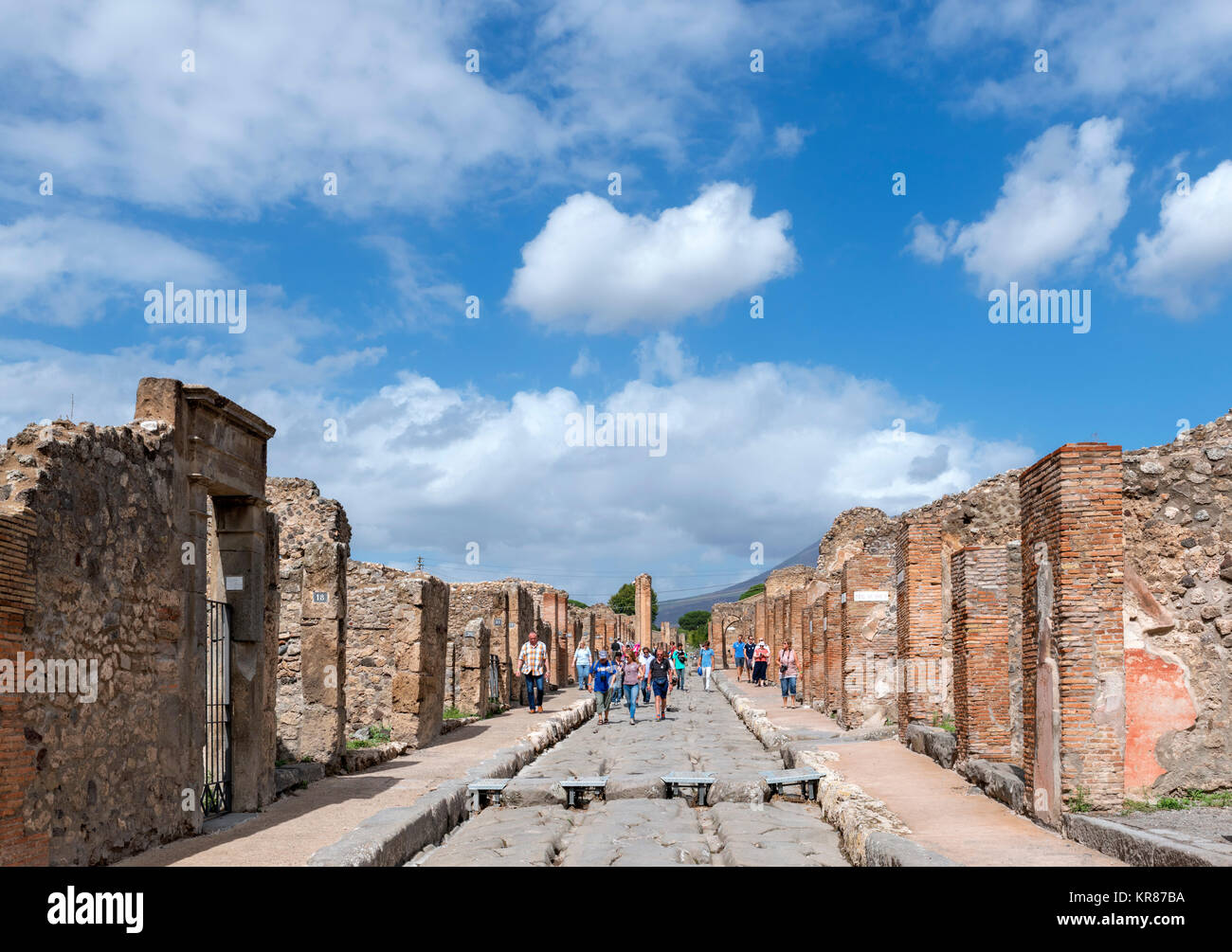 Touristen auf der Via Stabiana, einer Straße im antiken Pompeji (Pompei