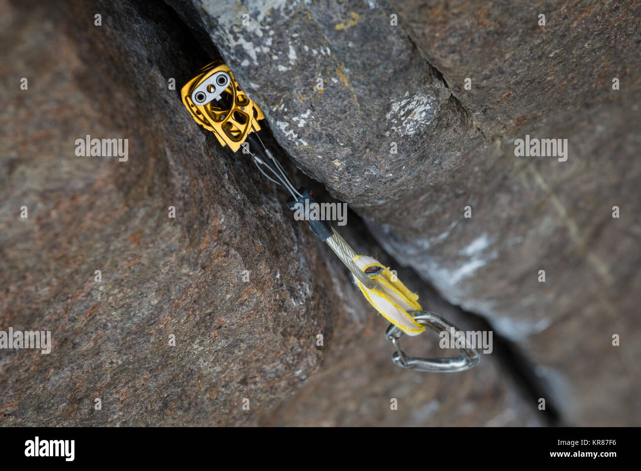 Kletterausrüstung - eine Cam oder 'Freund' in einem Riss Stockfoto