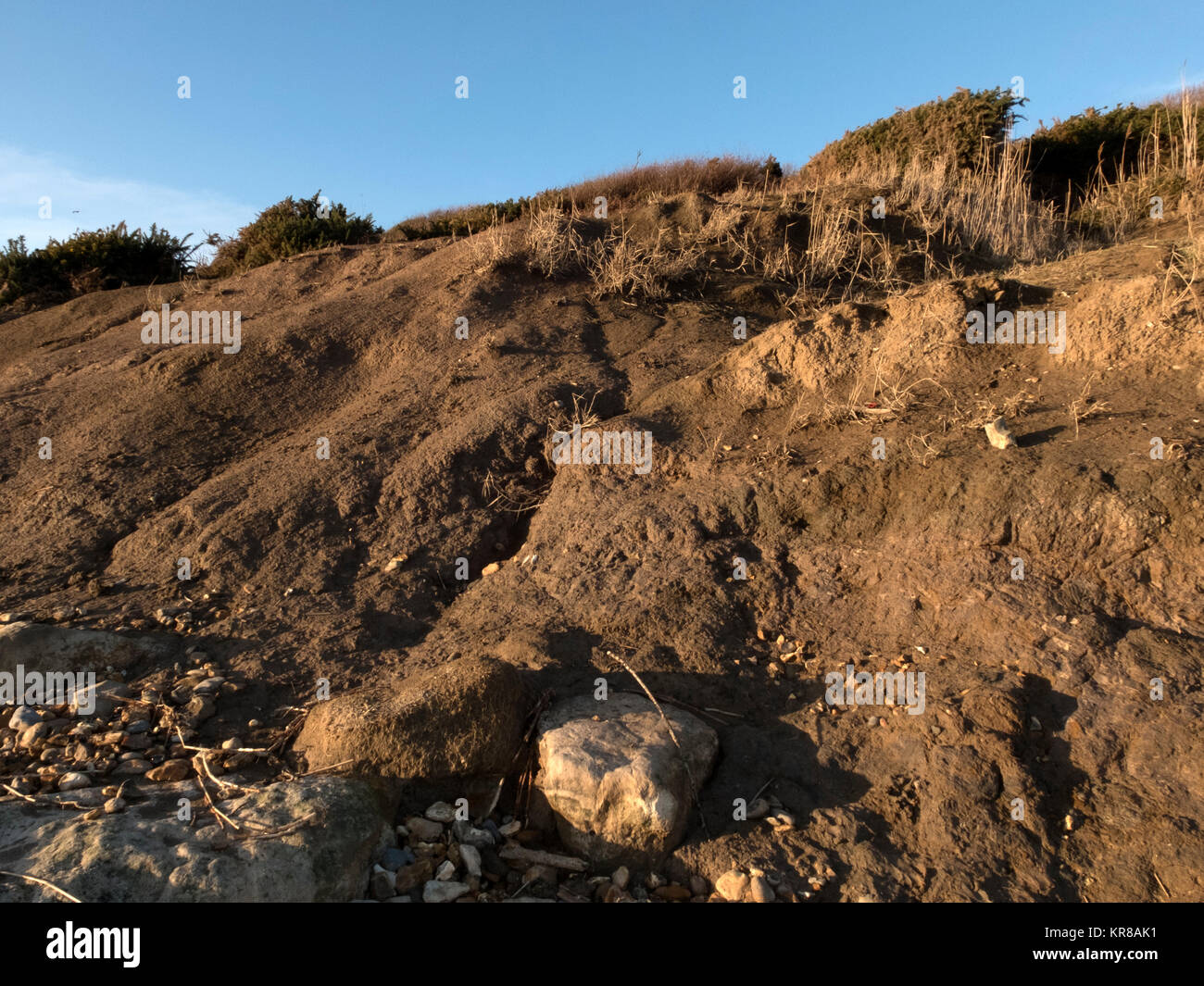Beweis von Cliff und die Erosion der Küsten, verlorene Gebäude und oberirdisch, Abwassersysteme, weichem Ton, Schlamm und kollabierte Klippen. Stockfoto