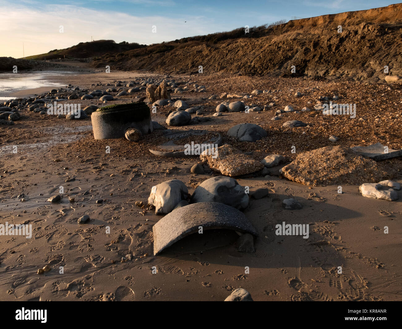 Beweis von Cliff und die Erosion der Küsten, verlorene Gebäude und oberirdisch, Abwassersysteme, weichem Ton, Schlamm und kollabierte Klippen. Stockfoto