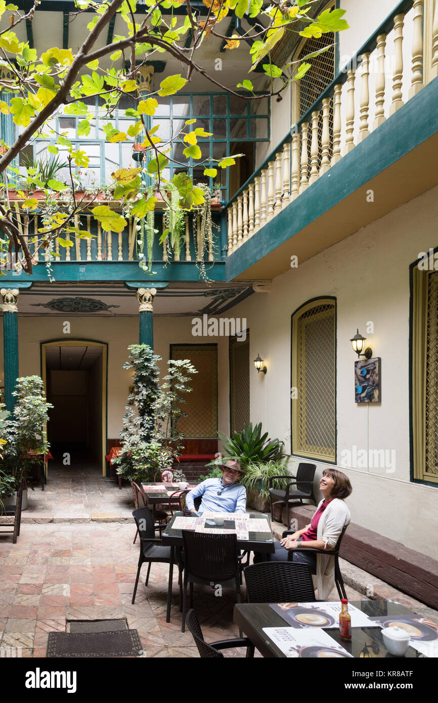 Ecuador Cafe - ein Paar einen Drink in einem Kaffeehaus Cafe, Cuenca, Ecuador Südamerika Stockfoto