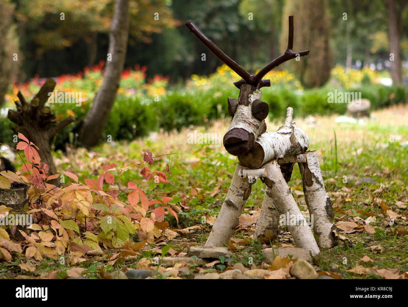 Volkskunst - Abbildung einer Holz- Deer in der Wiese Stockfoto