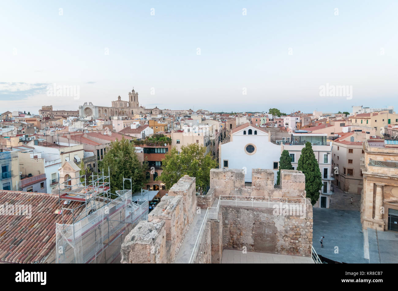 Dachterrasse im römischen Circus in Tarragona, UNESCO-Weltkulturerbe, und die Skyline der Stadt mit tarrgona Tarragona Cthedral im Hintergrund, Catalon Stockfoto