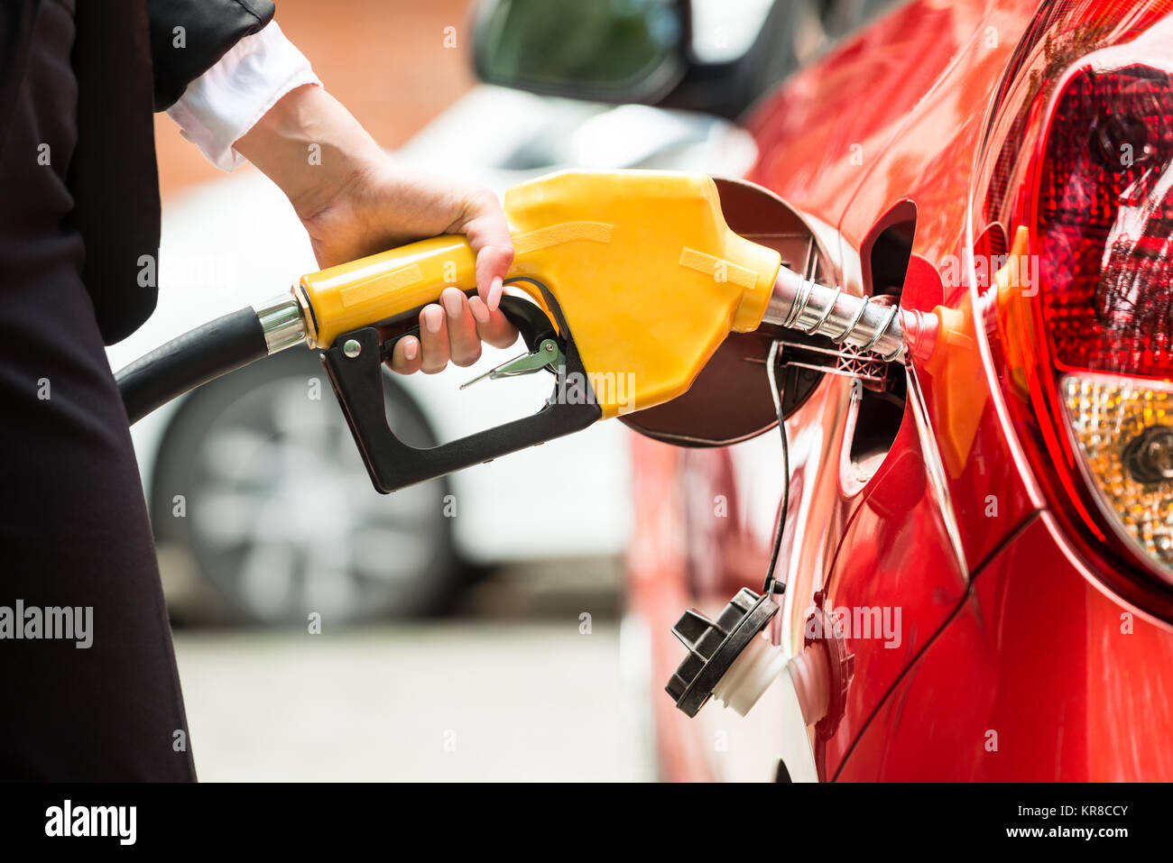 In der Nähe der Tank Geschäftsfrau Hand tanken Auto Stockfoto