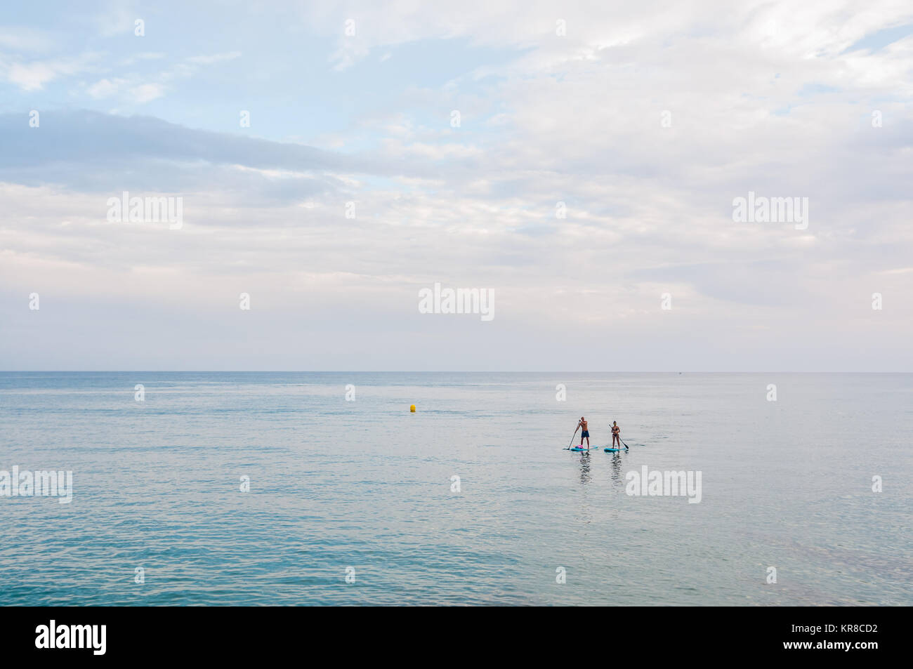 Zwei Leute, die Standup paddleboarding, Costa Daurada, Tarragona, Katalonien, Spanien Stockfoto