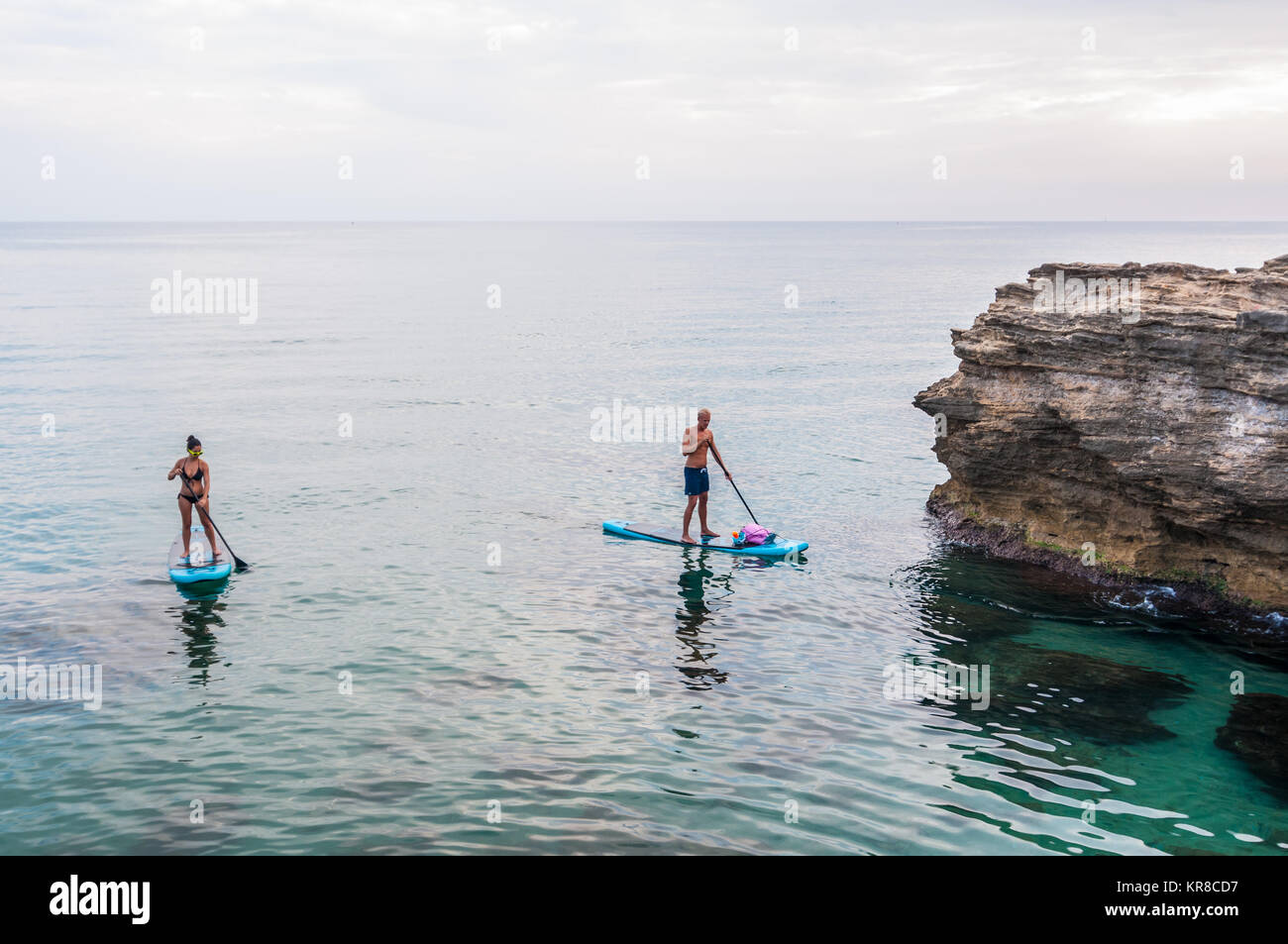 Zwei Leute, die Standup paddleboarding, Costa Daurada, Tarragona, Katalonien, Spanien Stockfoto