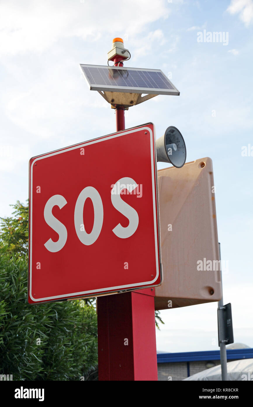 Sos-Zeichen und Aufruf zur Hilfe im Hafen. SOS-Zeichen für schnelle Hilfe Stockfoto