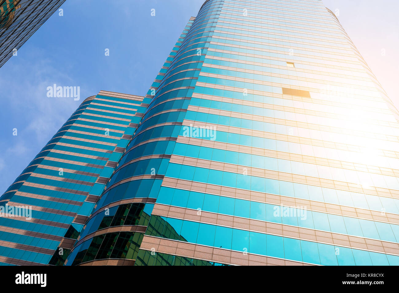 Bürogebäude in den Himmel Stockfoto