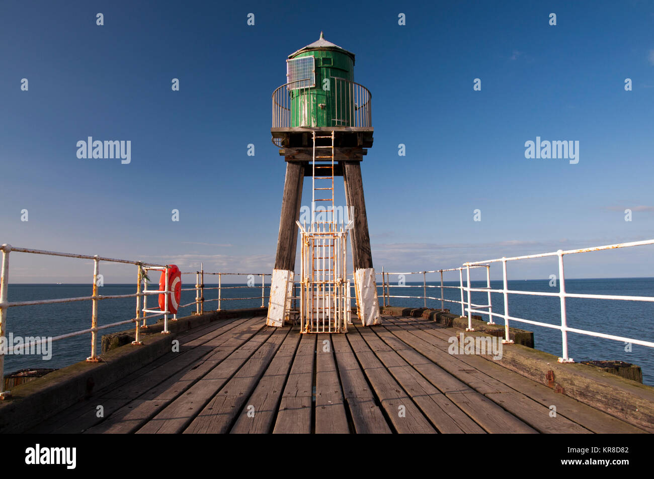 Rundumleuchte Watch Tower Auf pier, Whitby, North Yorkshire Stockfoto