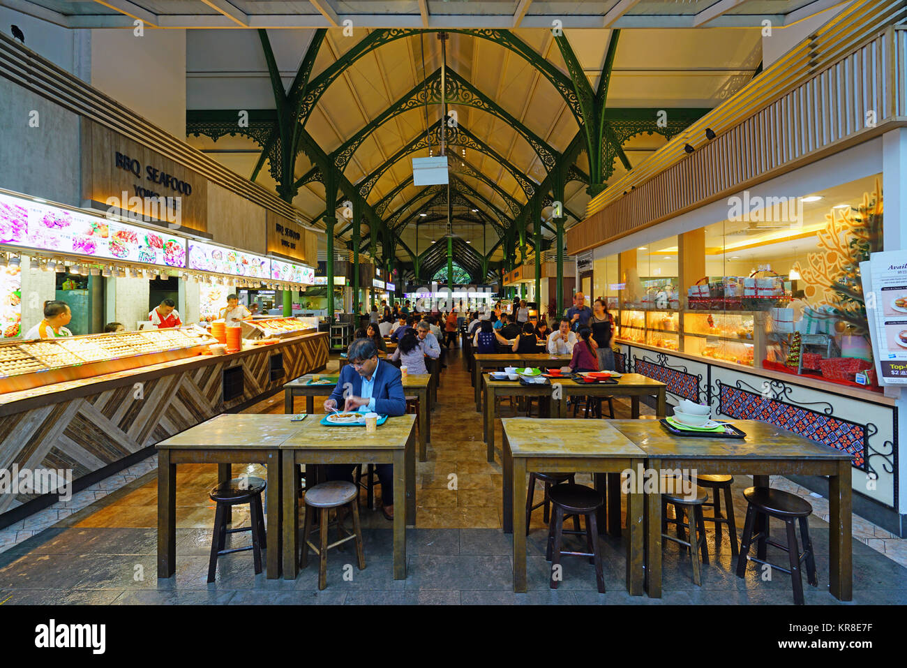 Die Lau Pa Sat Festival Market (telok Ayer), einem historischen viktorianischen gusseisernen Markt Gebäude wie ein beliebter food court Hawker Center in Singapur eingesetzt Stockfoto