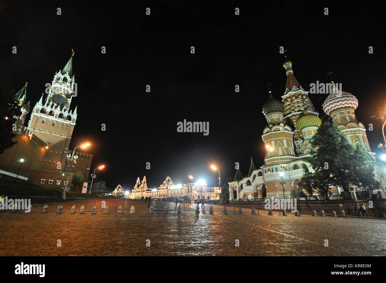 Roter Platz, Moskau: Die Basilius-kathedrale und Spasskaya Tower (Russland) Stockfoto