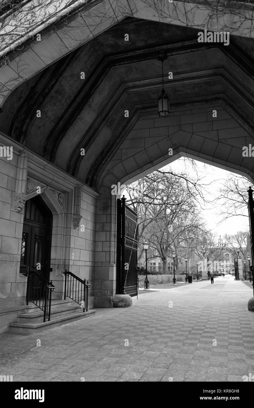 Cobb Gate bietet Zugang zu den wichtigsten Viereck an der Universität von Chicago und ist einer der ursprünglichen Strukturen auf dem Campus, 1897 abgeschlossen. Stockfoto