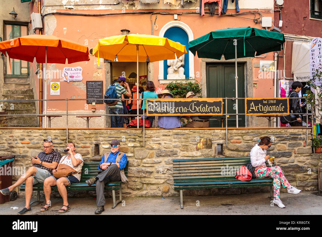 Eine Gelateria im Dorf von Vernazza, Cinque Terre, Ligurien, Italien, Europa. Stockfoto