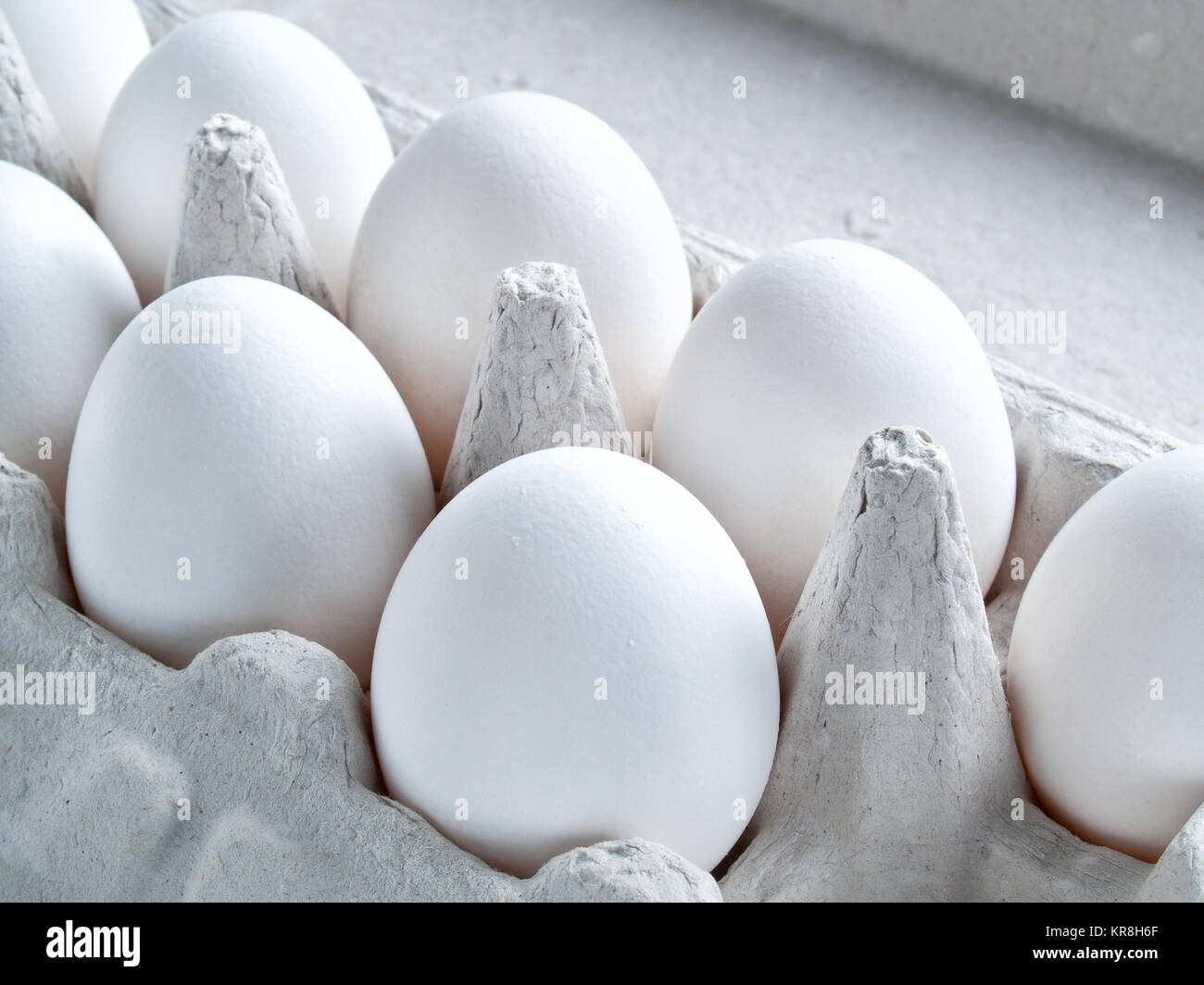 Frische weiße rohe Eier in der Schale Eier bereit für Kochen und Ernährung Lebensmittel liegen in einem offenen karton Behälter für den Transport und die Lagerung von Eiern Stockfoto