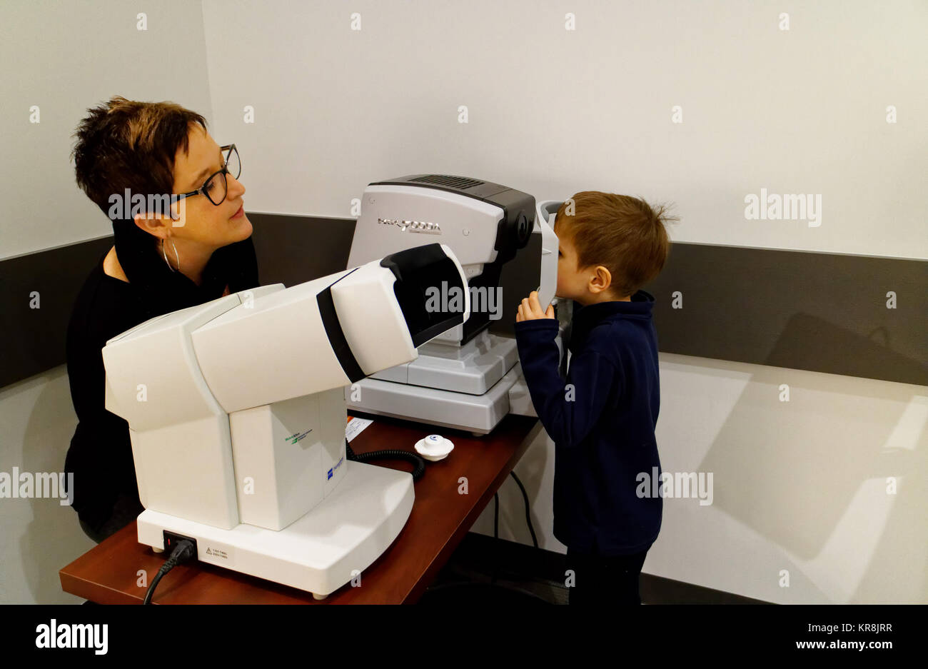 Ein Junge (5 Jahre alt) in seinem ersten Auge Test Stockfoto