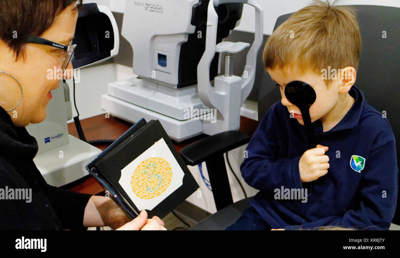 Ein Junge (5 Jahre alt) in seinem ersten Auge Test Stockfoto