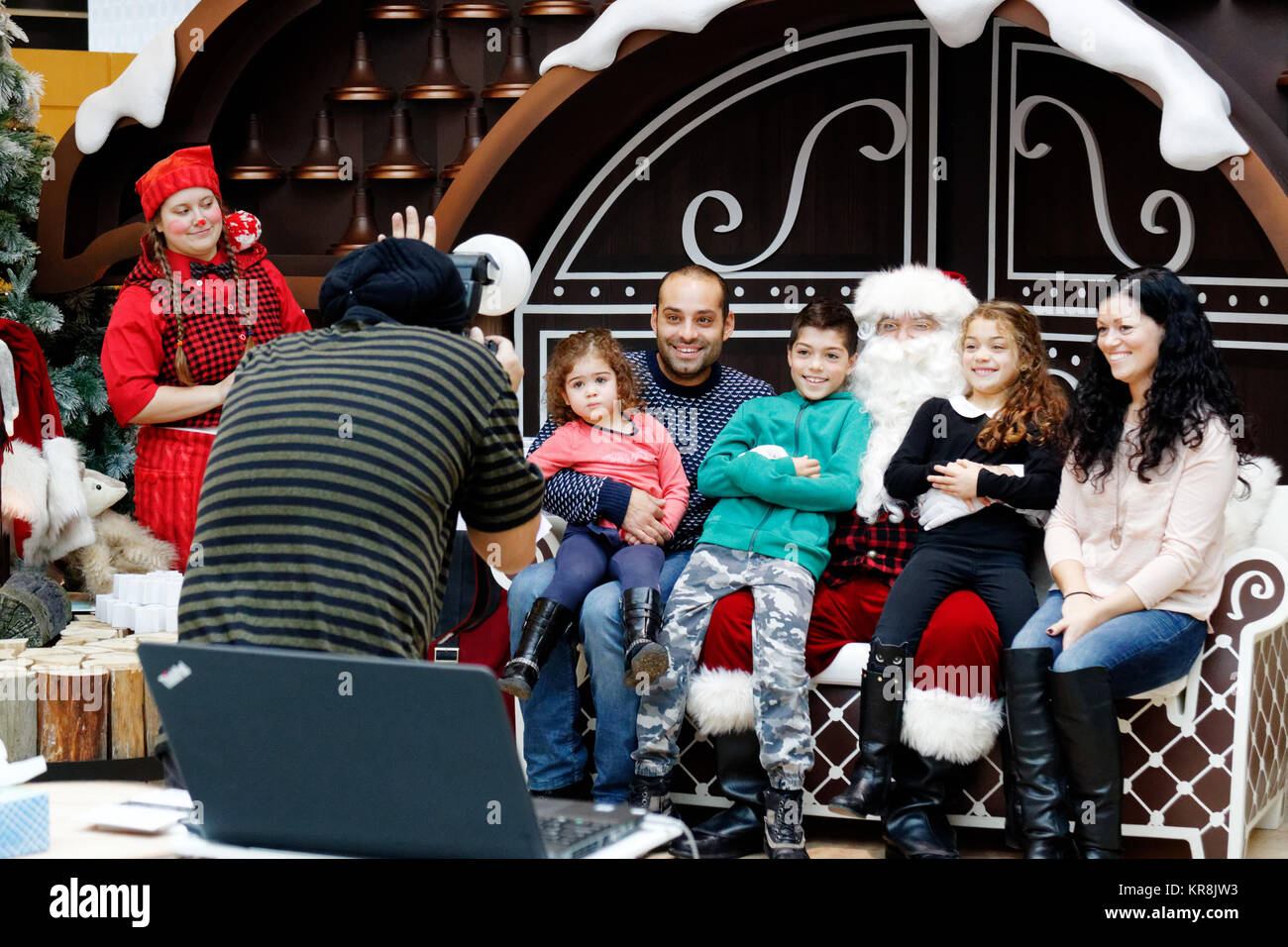 Ein Fotograf die Bilder der Kinder mit dem Vater Weihnachten in einem Einkaufszentrum in der Stadt Quebec Stockfoto