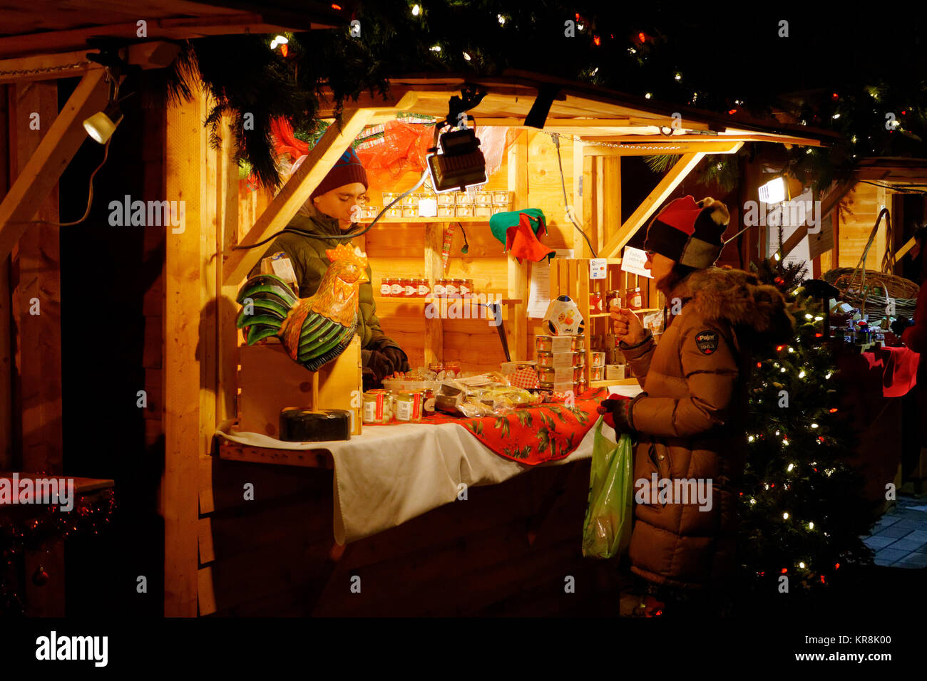 Ein Kiosk in der Stadt Quebec deutsche Weihnachtsmarkt verkaufen Fleisch und herzhafte Produkte Stockfoto