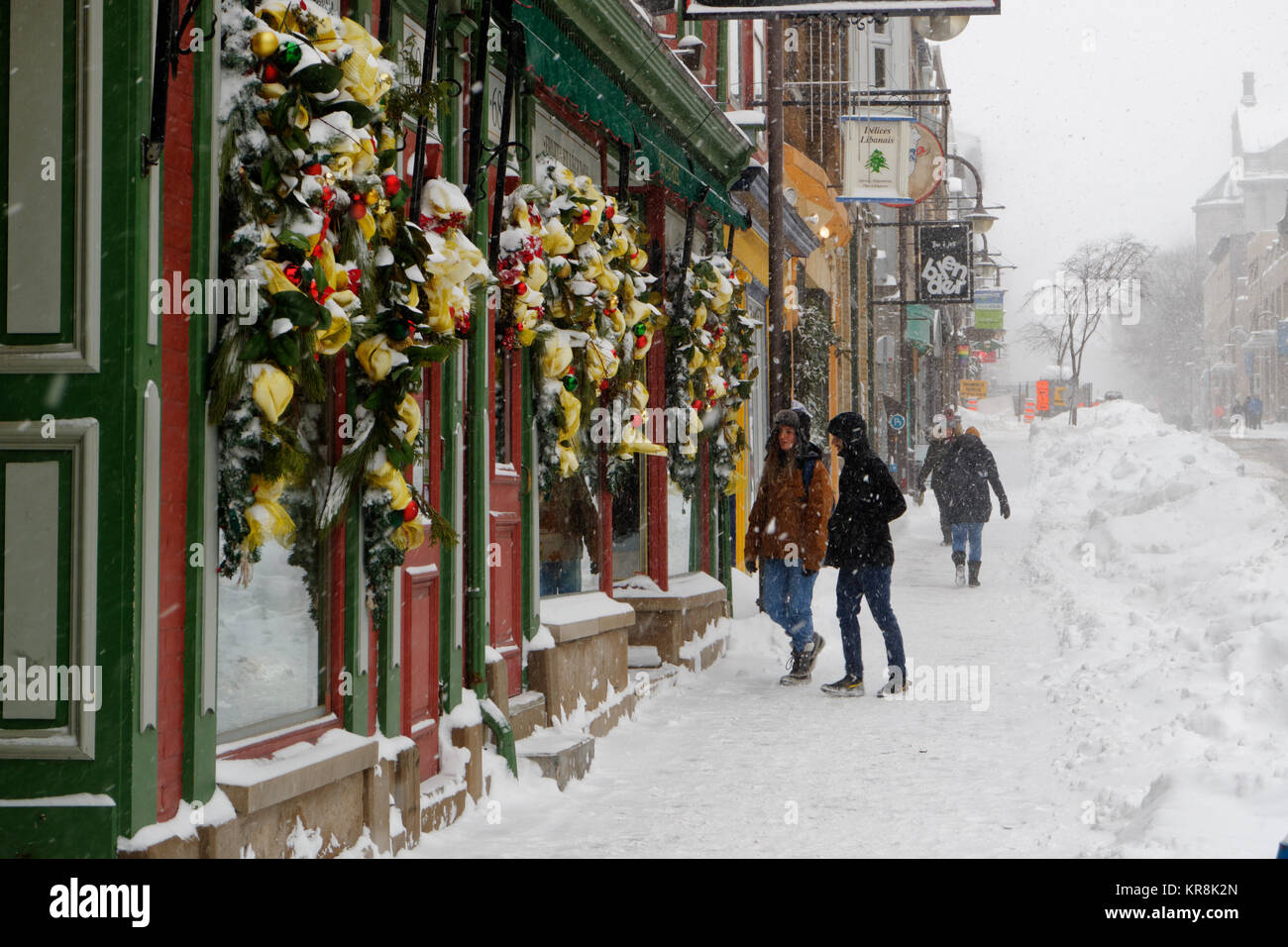 Snowy Rue St Jean in Quebec City bei einem starken Schneesturm, mit dem berühmten Shop JA Moisan Stockfoto